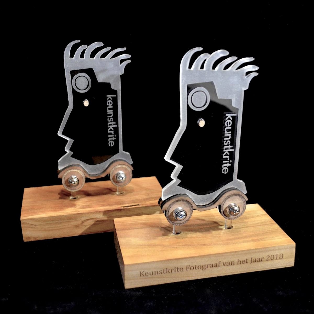 Trofee in perspex en hout