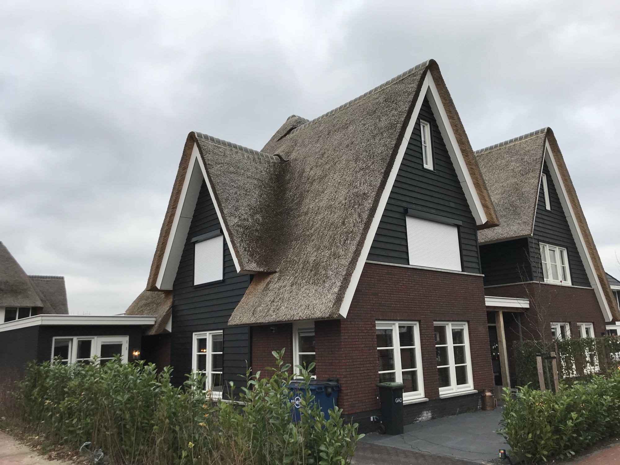 Witte rolluiken met zwarte RALkleur