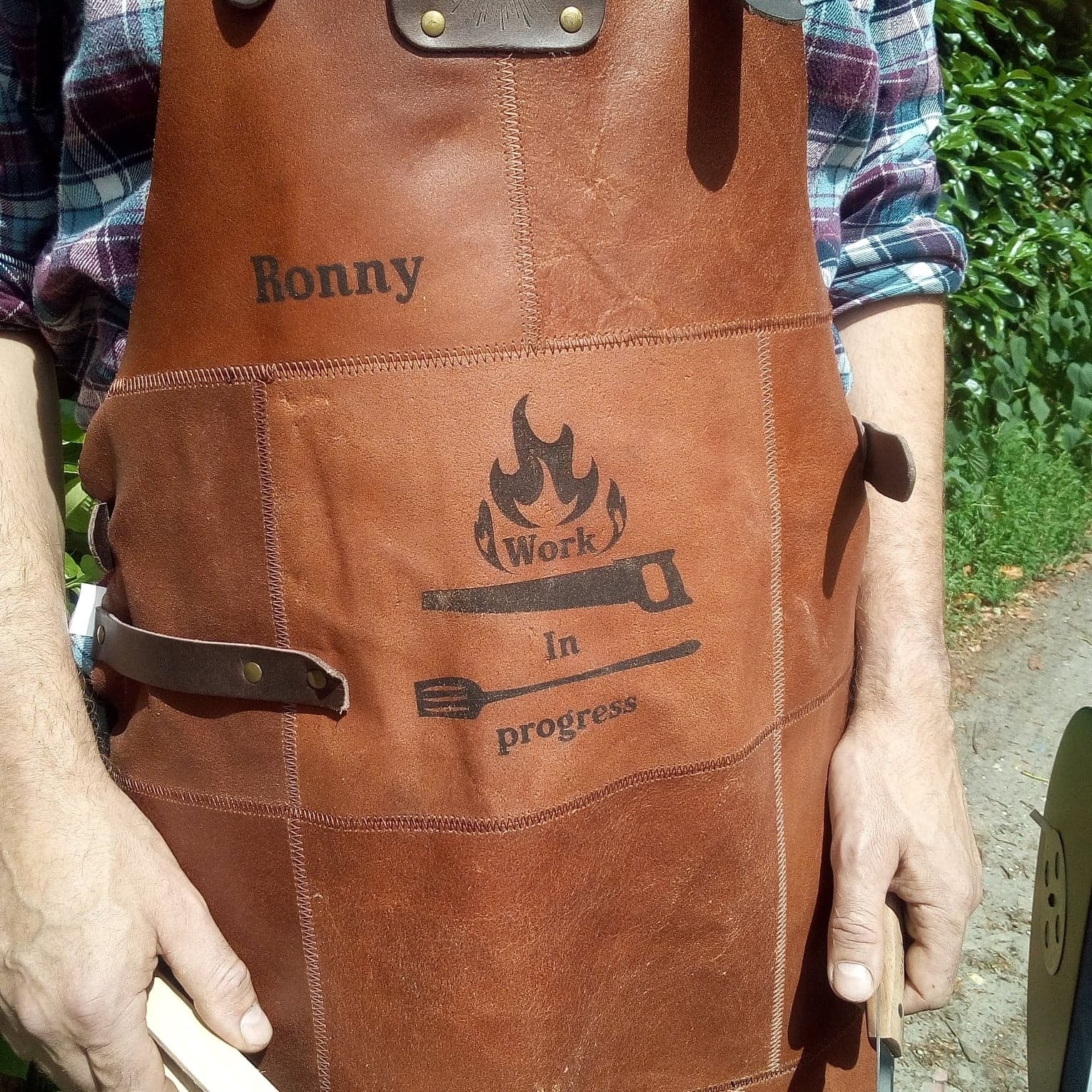 BBQ of werkshort van leer met naam en logo