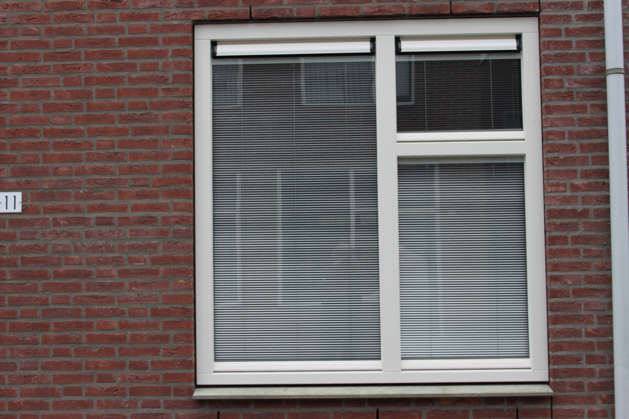 Jaloezieën tussen het glas