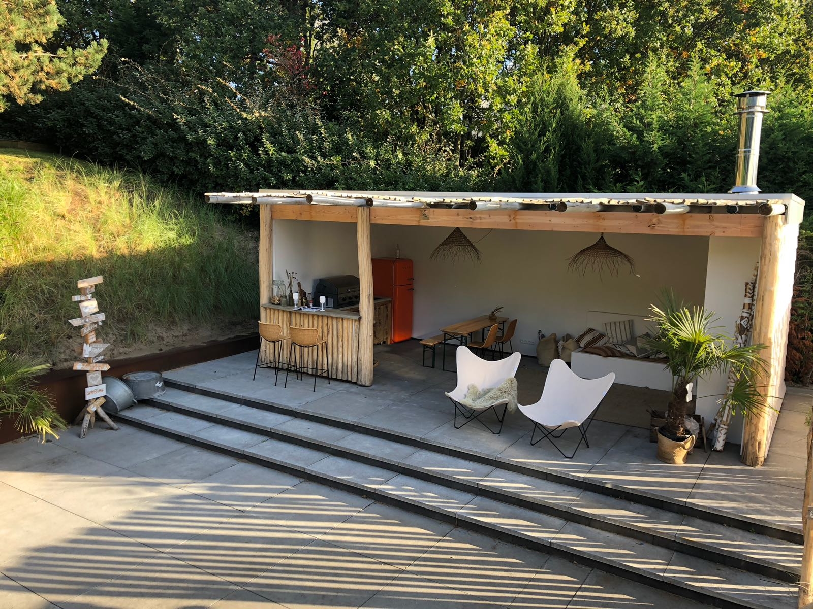 Tuinhuis af en ingericht (boven)