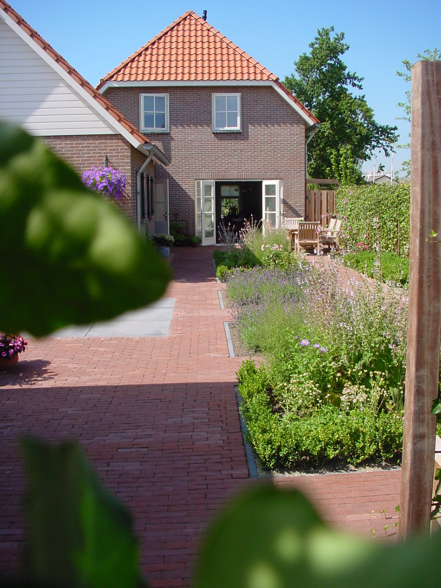 Plantvakken met gebakken klinkers