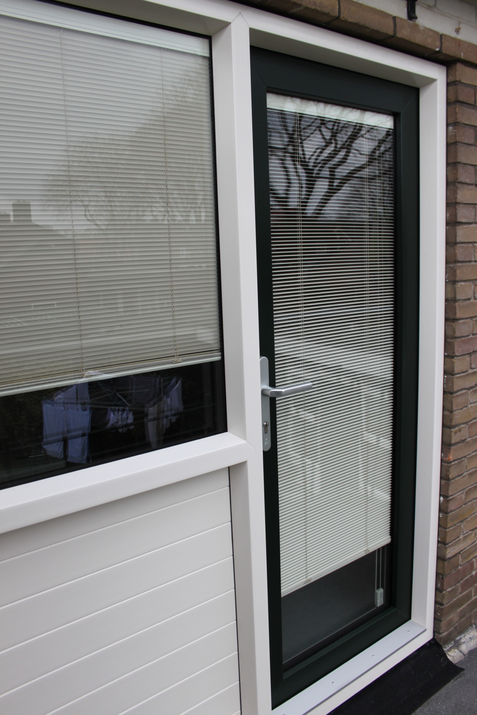 Jaloezieën tussen het glas