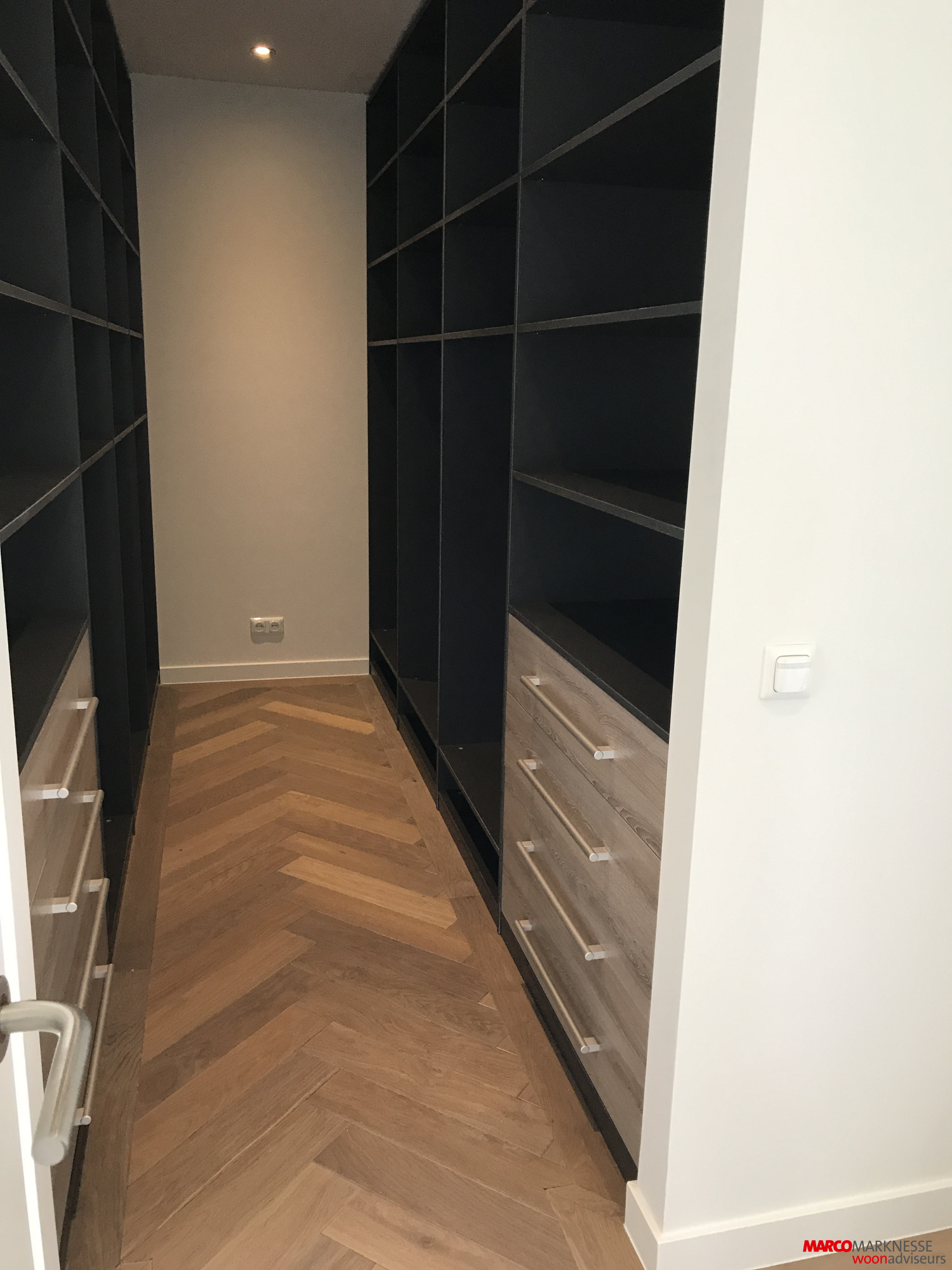 visgraat parket vloer inloop kast