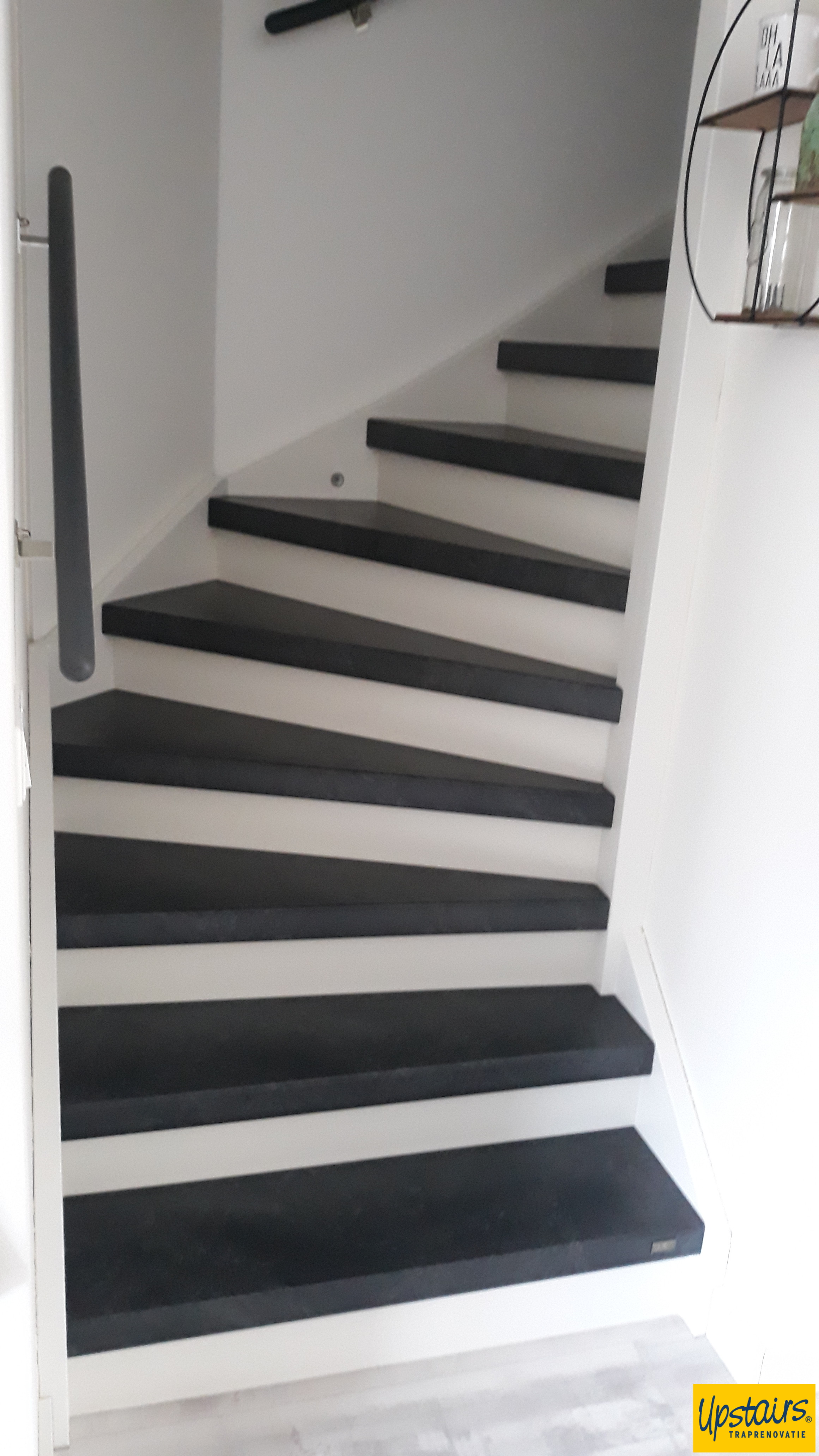 Raya Black met witte stootborden na