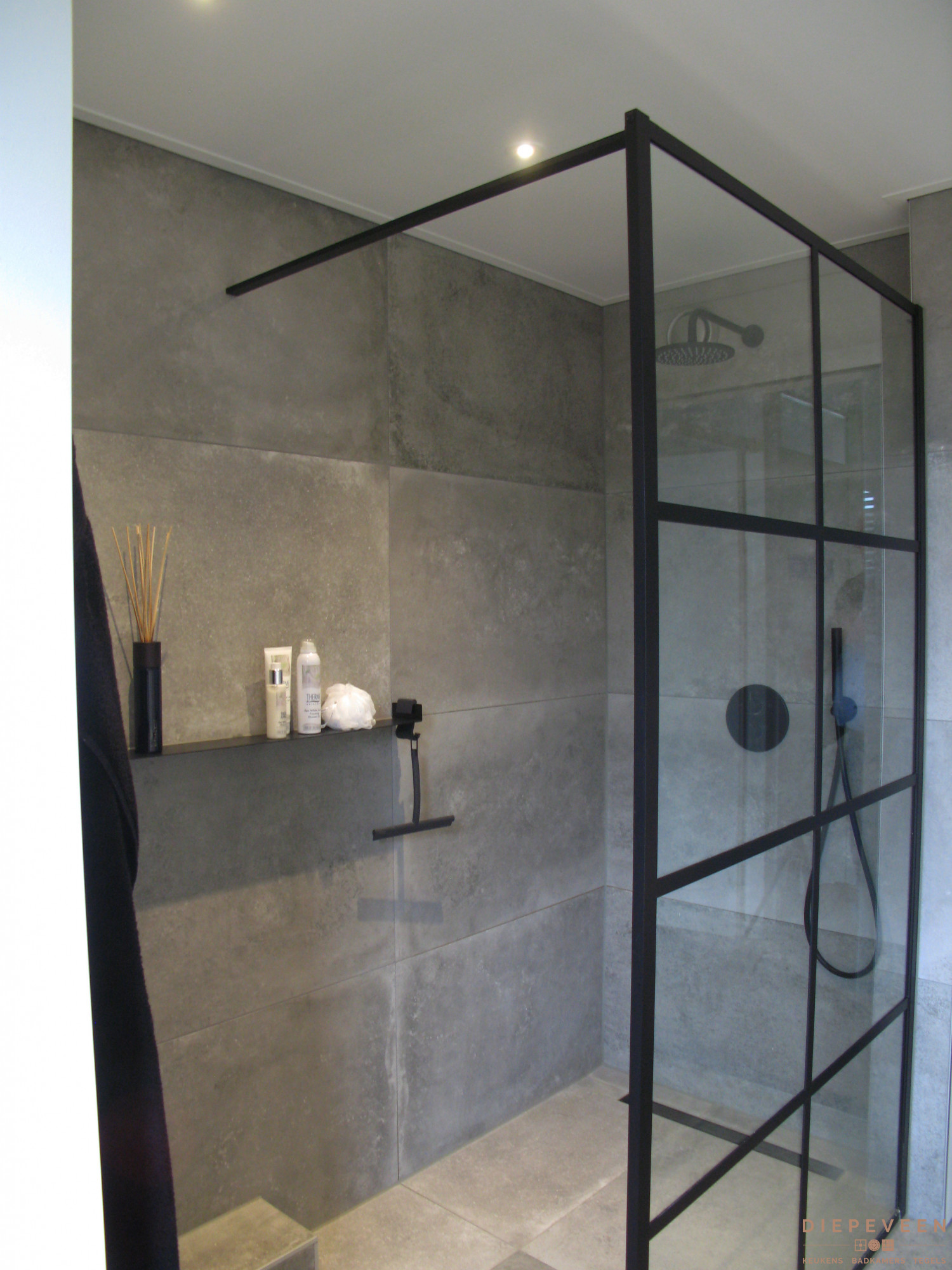 Proficiat Kruipen Omhoog Moderne badkamer met grijs en zwart - Looqify