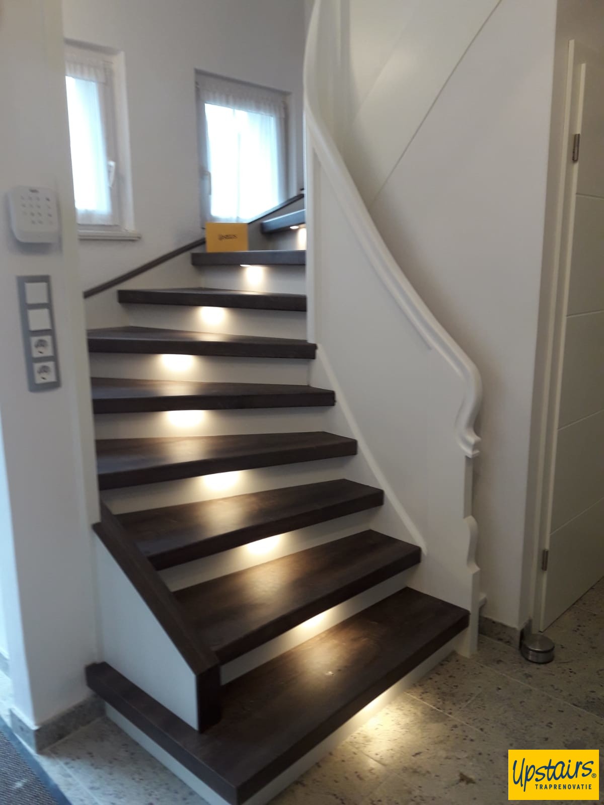 Complex oak met witte wangen en stootboorden en warme led