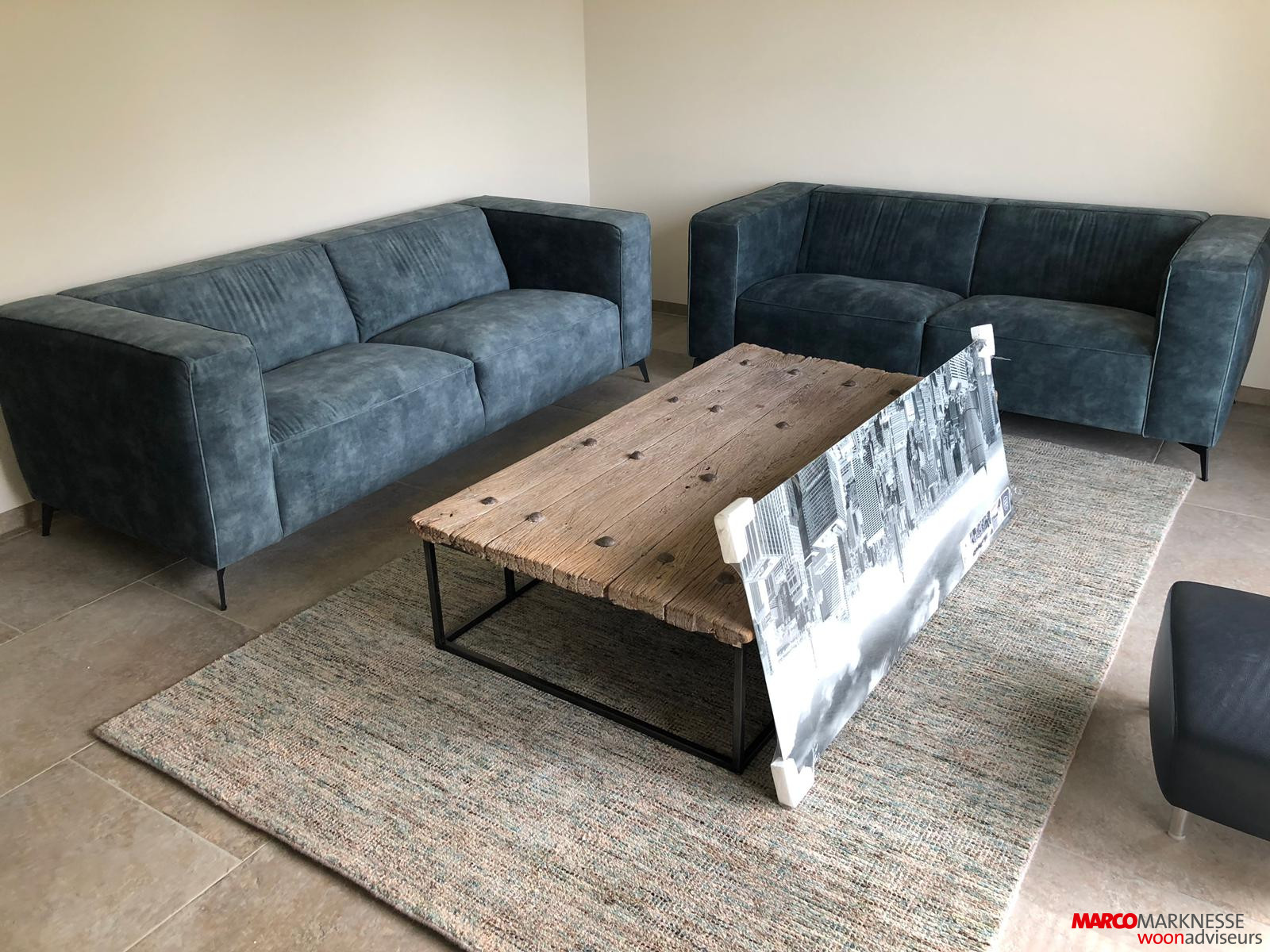bankstel in velvet adore stof salontafel van oude deur gemaakt