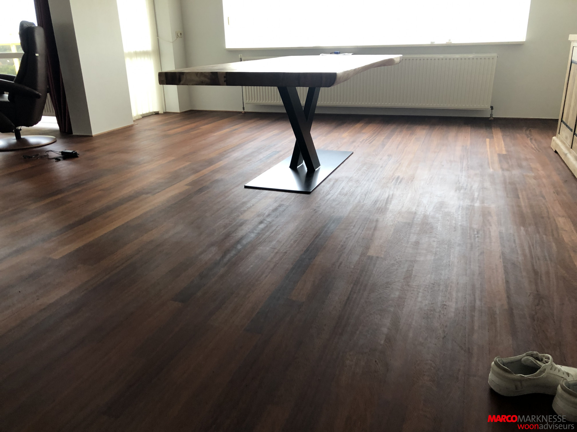 boomstam tafel met metalen V poot