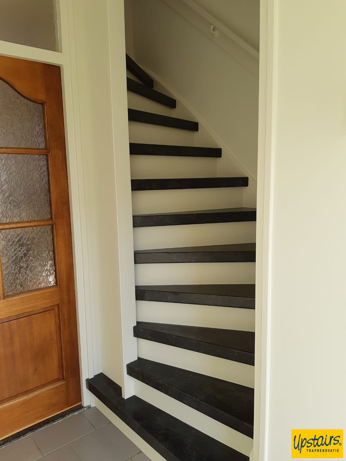 Raja black trede met witte Stootboorden