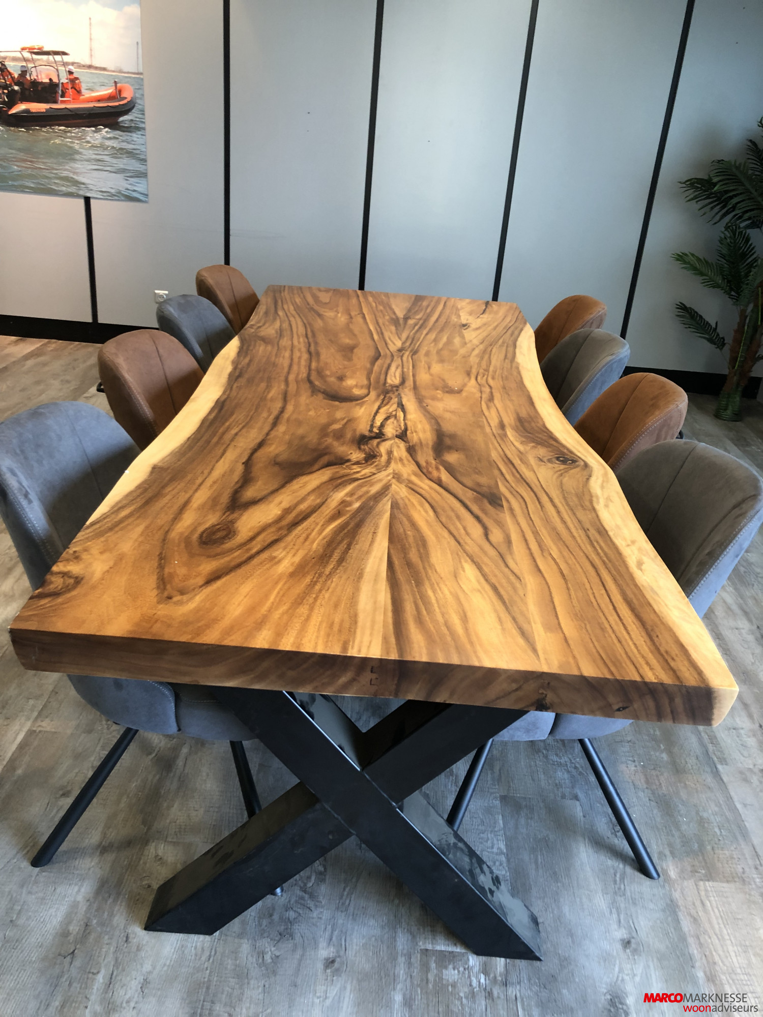 robuuste boomstamtafel met X poot