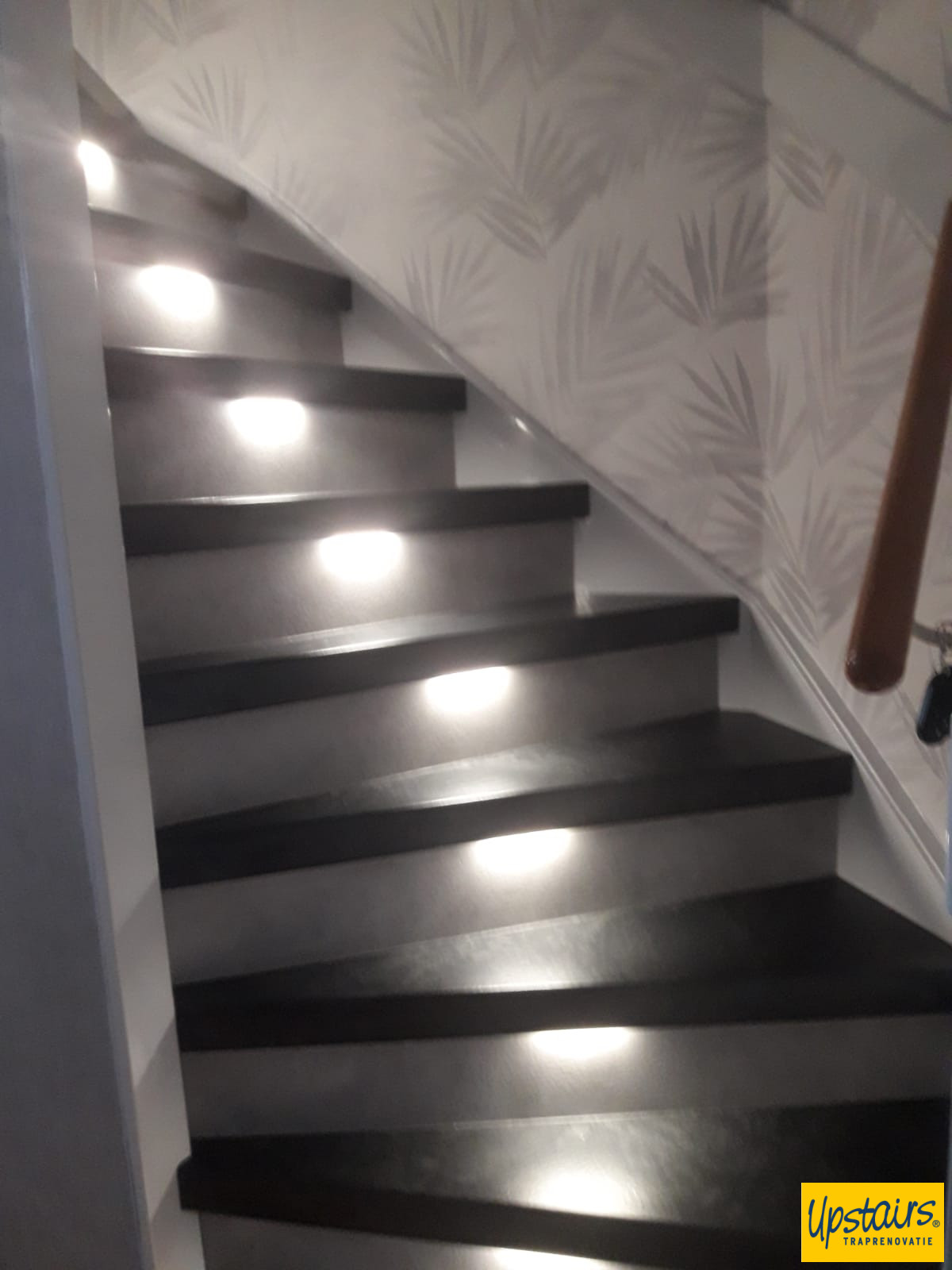 Raja black trede met Cloudy cement 2.0 Stootboorden en warme led