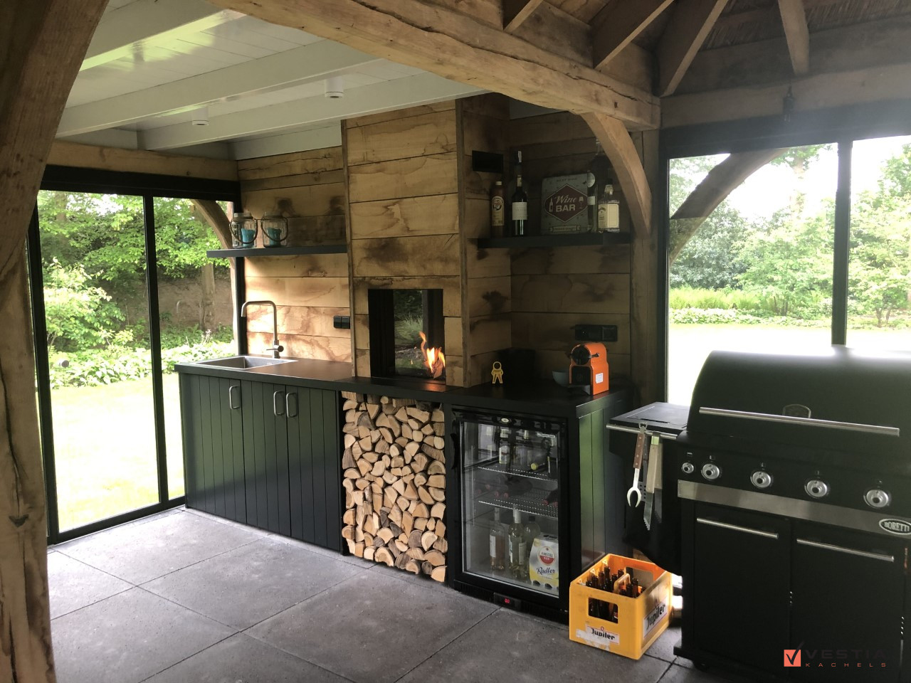 Complete buitenleven met haard en keuken
