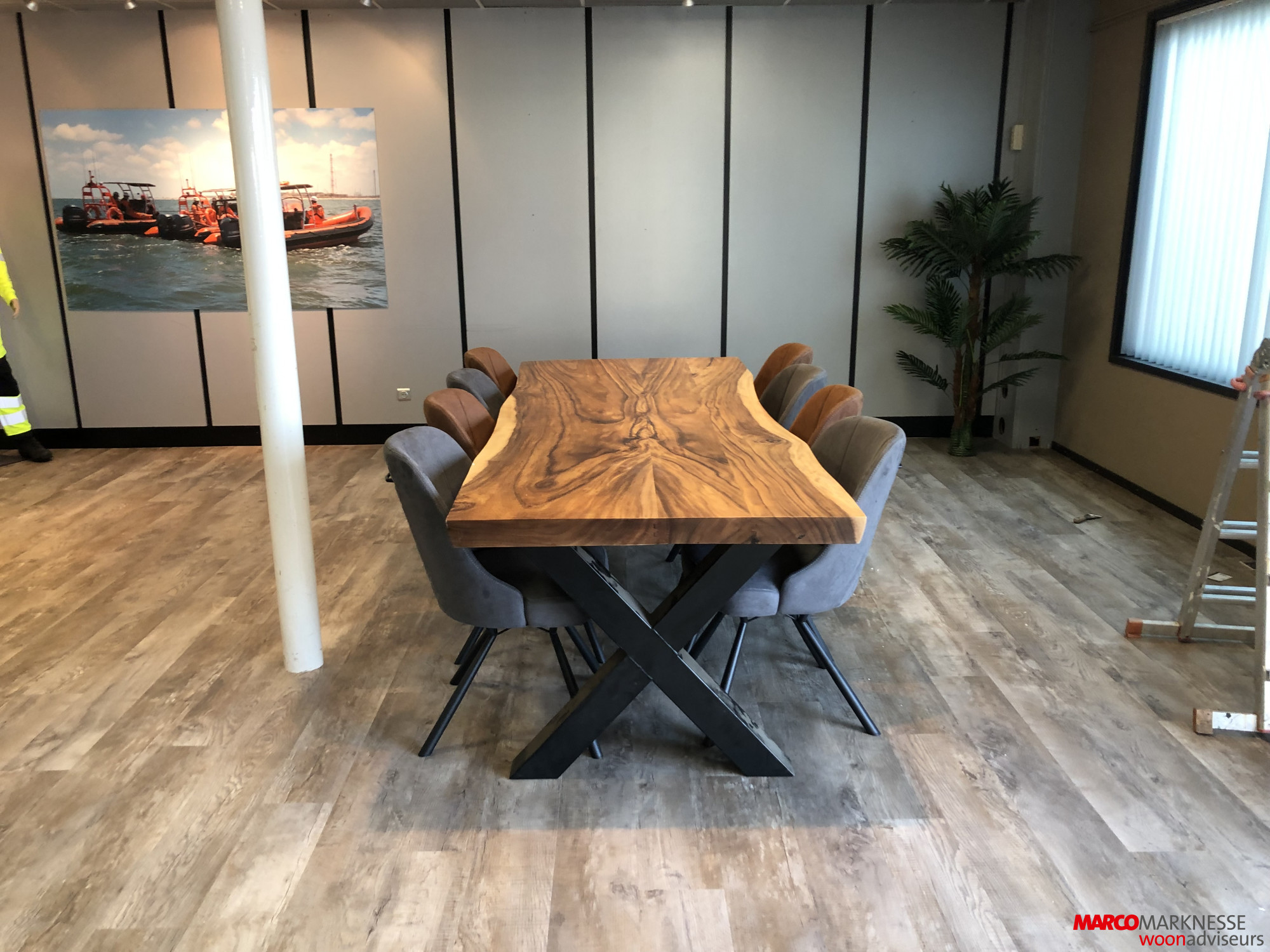 Robuuste boomstamtafel met eetkamerstoel eefje happy @ home