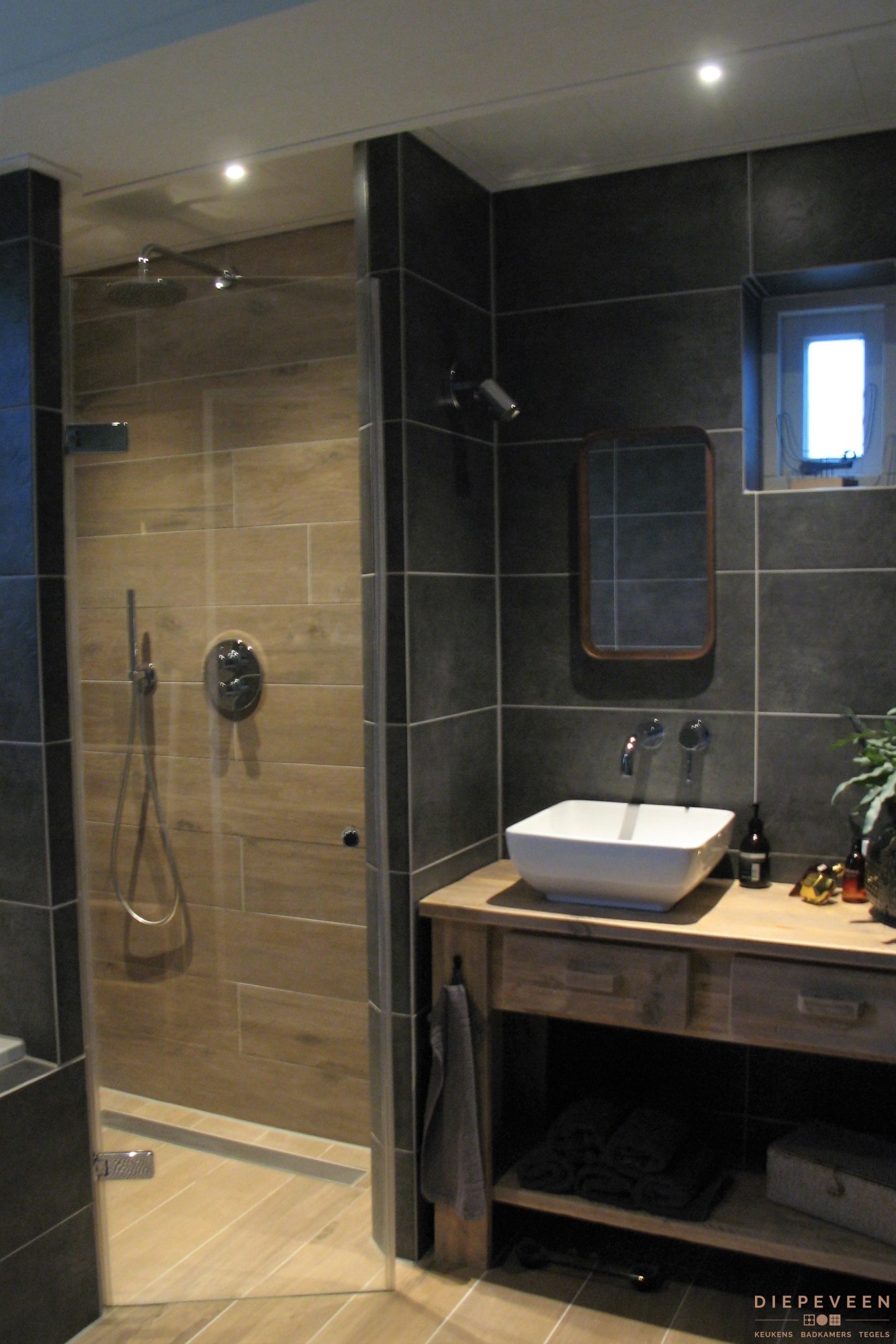 Teken een foto Voorbijganger Uitgebreid Tijdloze badkamer met grijs en hout - Looqify