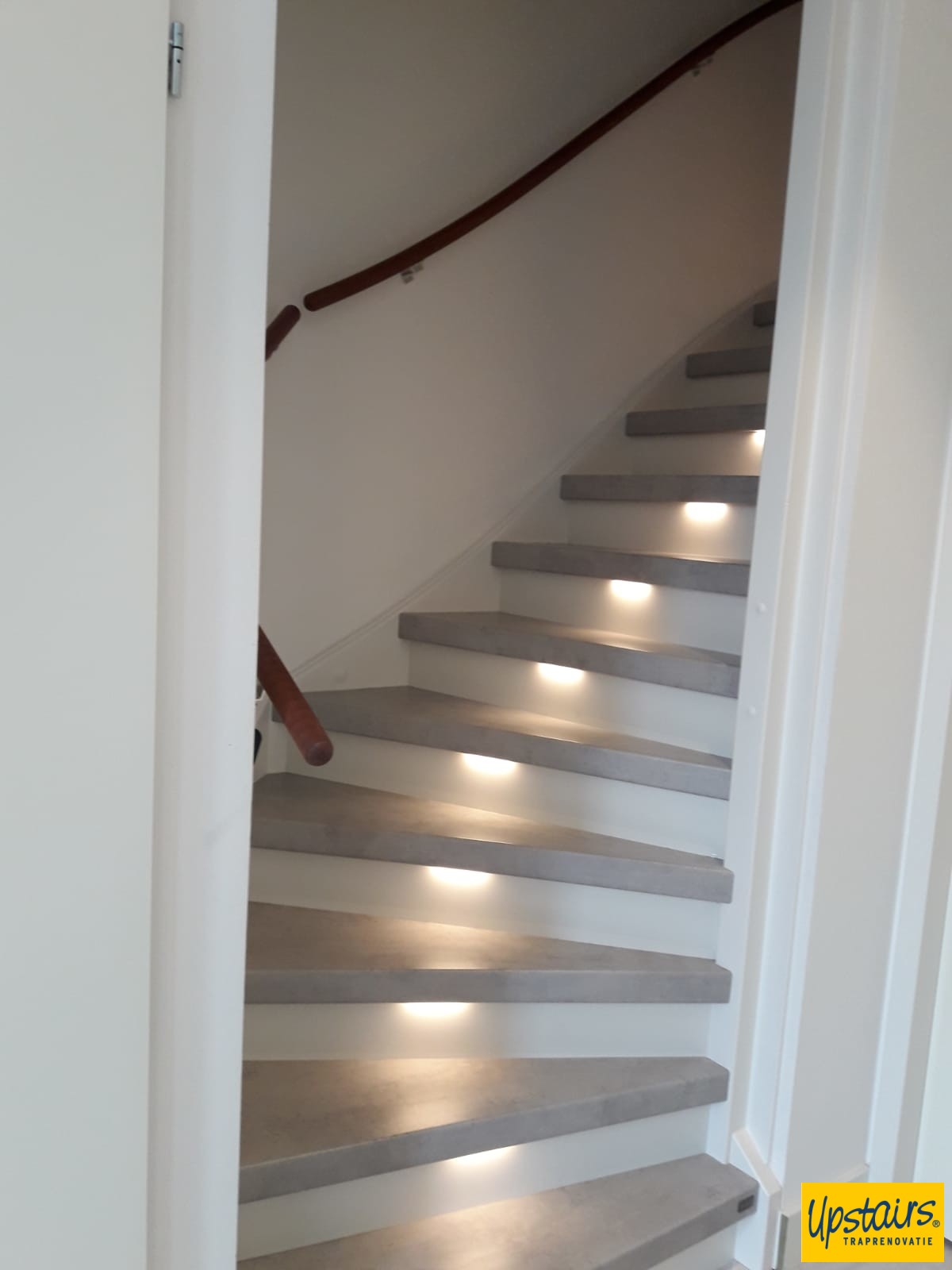 Cloudy cement met led.na