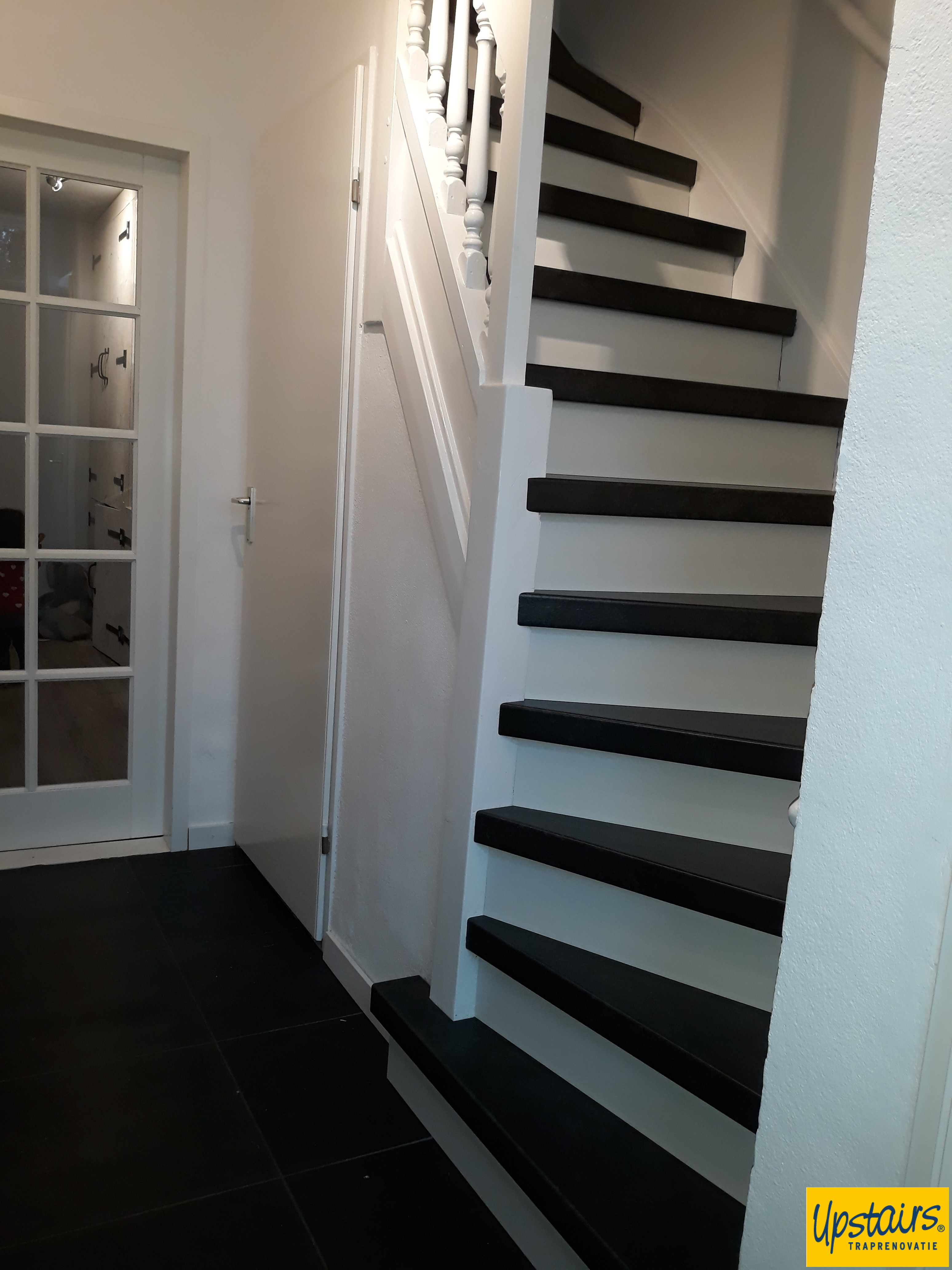 Raya Black met witte stootborden