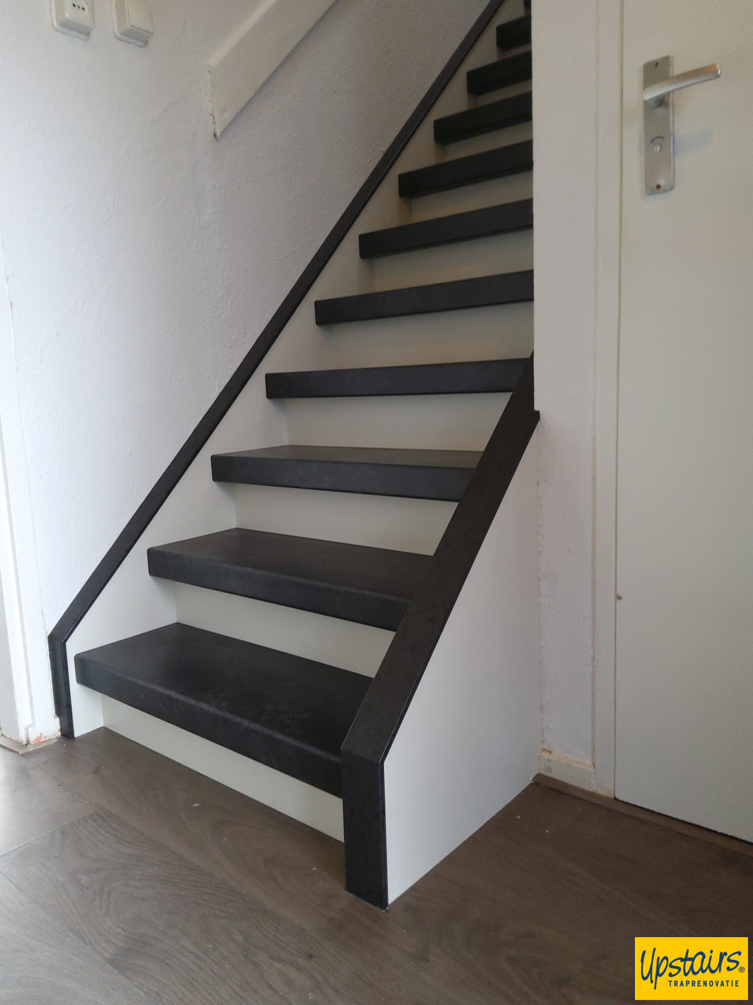 Raya Black witte stootborden witte wangen