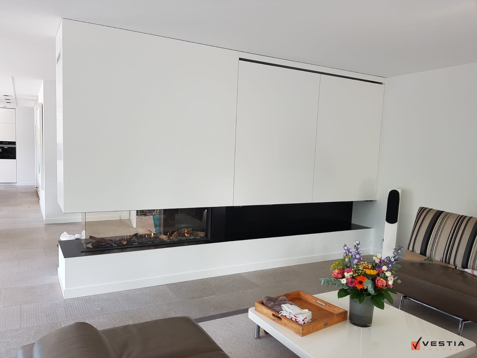 Royale roomdividerwand met breed gasvuur