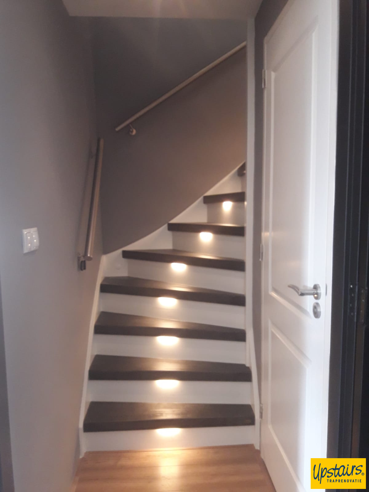 Blended cement trede met witte Stootboorden en warme led
