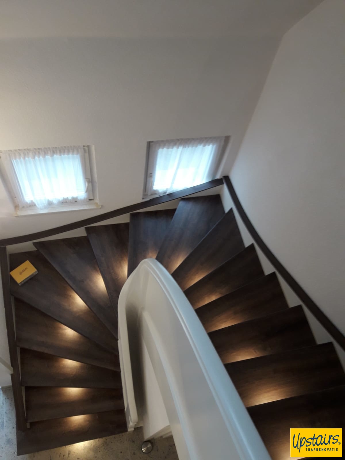 Complex oak met witte wangen en stootboorden en warme led