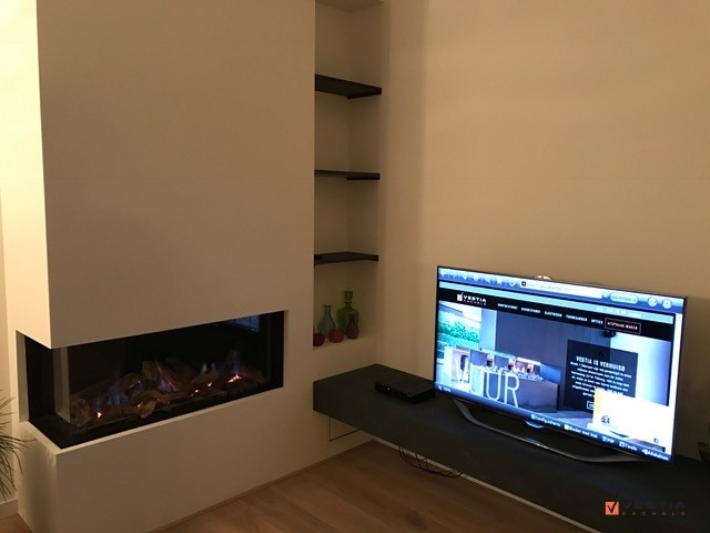 De tv doet mee:) in dit mooie strakke wandconcept met hoekhaard op gas