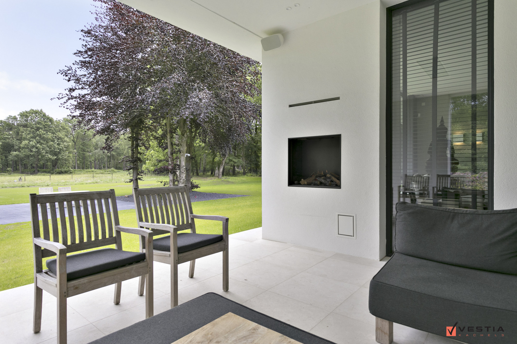 Verwarmde veranda met een gashaard