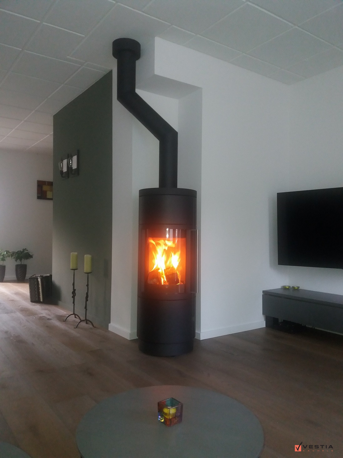 Stoere houtkachel in een nis