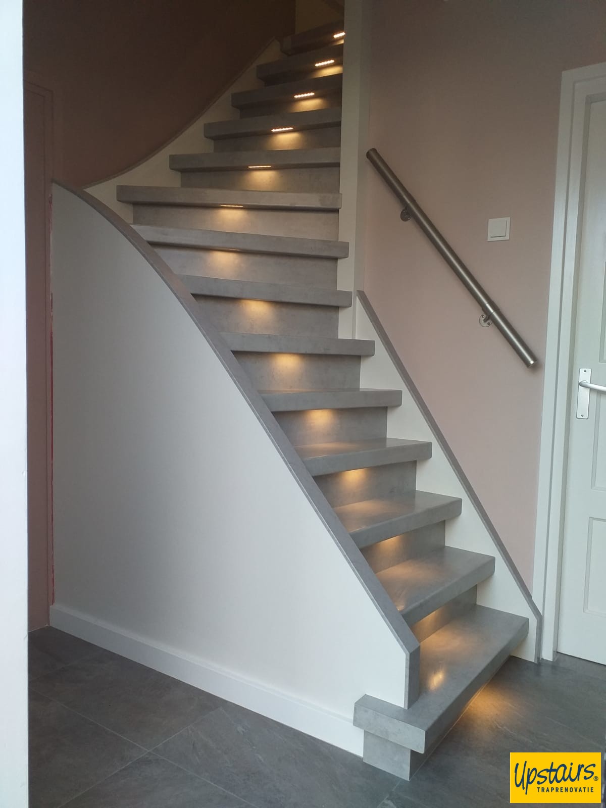 Trap na Cloudy cement met witte wangen en led