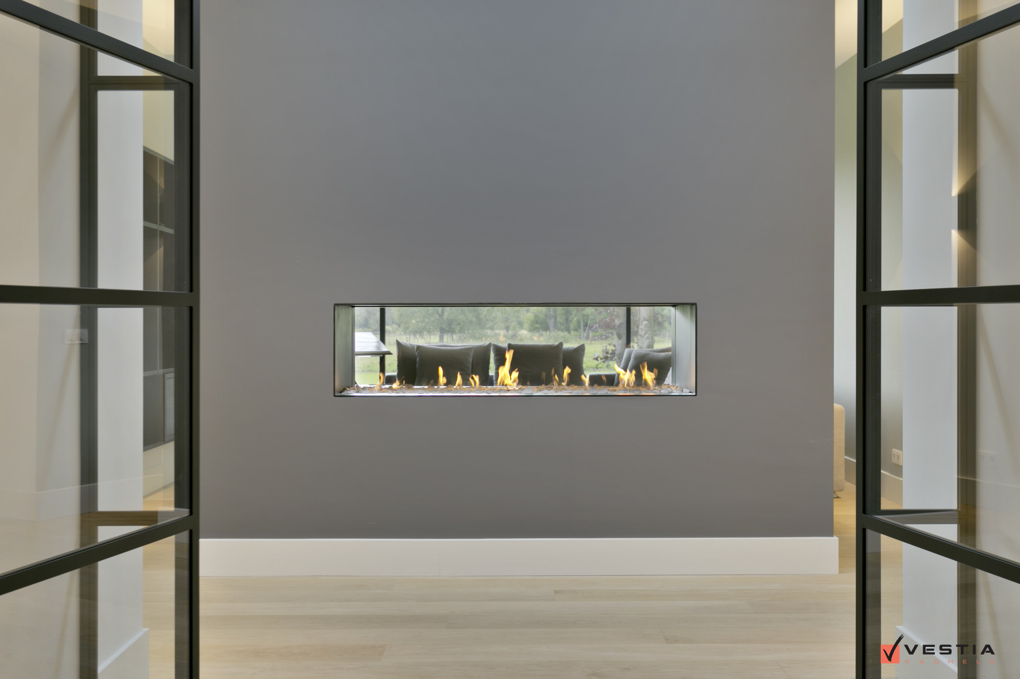 Sfeervolle gashaard als roomdivider