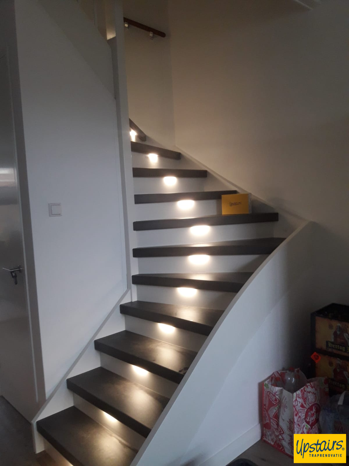 Blended cement trede met witte Stootboorden en koude led
