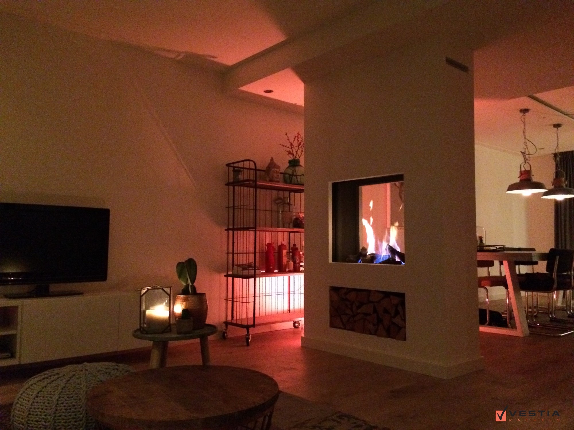 Groots genieten van een gashaard als roomdivider